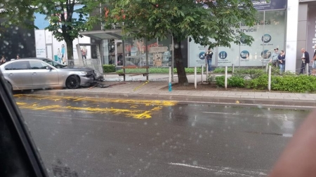 Actualizare: Accident Baia Mare: Soț și soție loviți de mașină în stația de autobuz de la Vivo. Tinerei i-a și fost amputat un picior în urma impactului (FOTO)