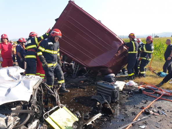 Grav: 9 persoane au decedat și 10 au fost rănite în 2 accidente rutiere, în România, în această dimineață. Mesajul MAI
