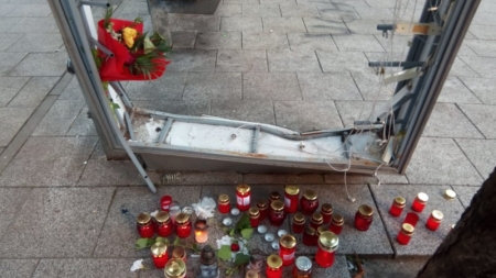 Omagiu în Baia Mare: Stația de autobuz de la Vivo Mall, transformată în altar improvizat. În locul tragediei, sunt candele și flori! (FOTO)