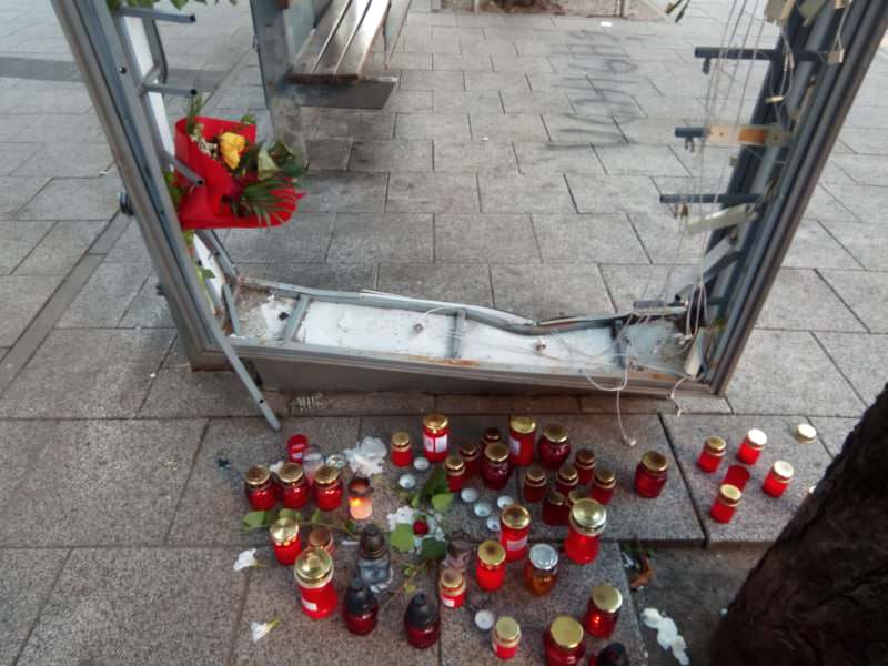 Omagiu în Baia Mare: Stația de autobuz de la Vivo Mall, transformată în altar improvizat. În locul tragediei, sunt candele și flori! (FOTO)