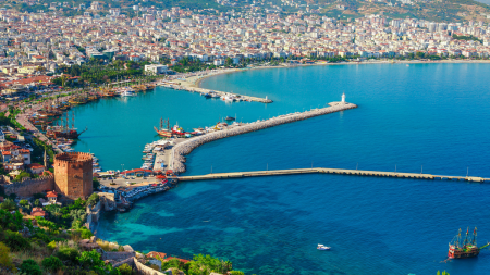 Într-o destinație turistică preferată de cetățenii români: Explozie de cazuri de COVID-19! Numărul infectărilor s-a triplat de la începutul lunii