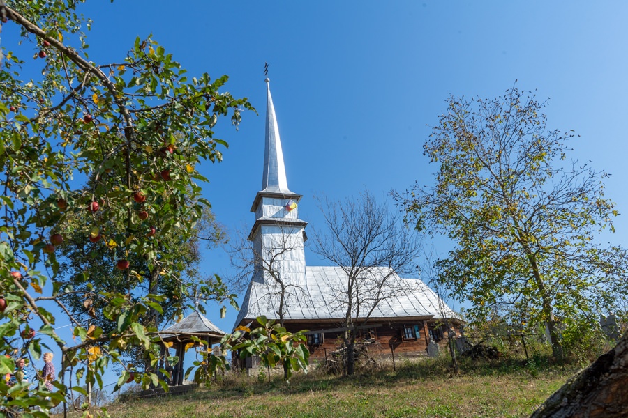 Frumusețile Maramureșului!: Cel mai mic sat adăpostește o adevărată bijuterie. Biserica „Sfinții Arhangheli Mihaiil și Gavriil” datează de acum 150 ani! (FOTO)