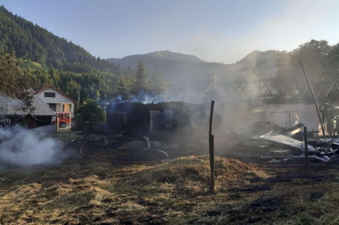 Mână criminală în Borșa: O casă restaurată integral recent a fost incendiată intenționat. Valoarea pagubelor, în jurul a 300.000 lei (FOTO)