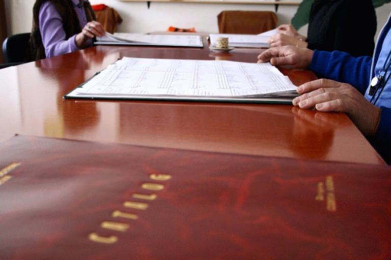 SLI MM cere în instanță suspendarea ordinului privind echivalarea doctoratului