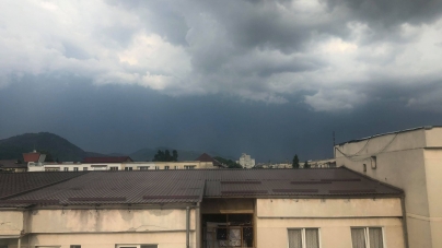 Furtuni în regiunea Maramureș: Avertizare de manifestări de instabilitate atmosferică după atâta căldură. Ce atenționări sunt valabile acum