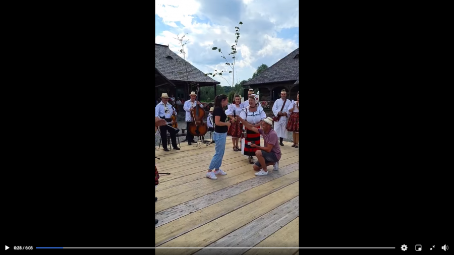 Moment fericit și emoționant: Cerere în căsătorie în Satul Maramureșean Mocănița (VIDEO)