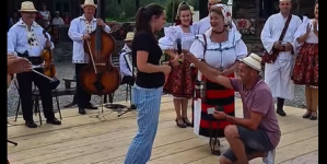 Moment fericit și emoționant: Cerere în căsătorie în Satul Maramureșean Mocănița (VIDEO)