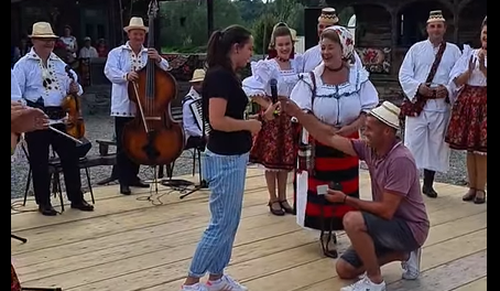 Moment fericit și emoționant: Cerere în căsătorie în Satul Maramureșean Mocănița (VIDEO)