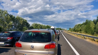 Și la case mai mari!: Turiști români, printre care și maramureșeni, nevoiți să aștepte câte 4 ore, la vama dintre Ungaria și Croația (FOTO)
