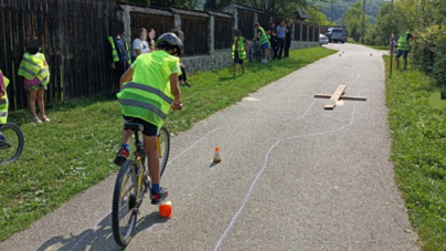 Tabără de vară în Rozavlea: Polițiștii le-au oferit sfaturi copiilor și au supravegheat desfășurarea unui concurs pe biciclete
