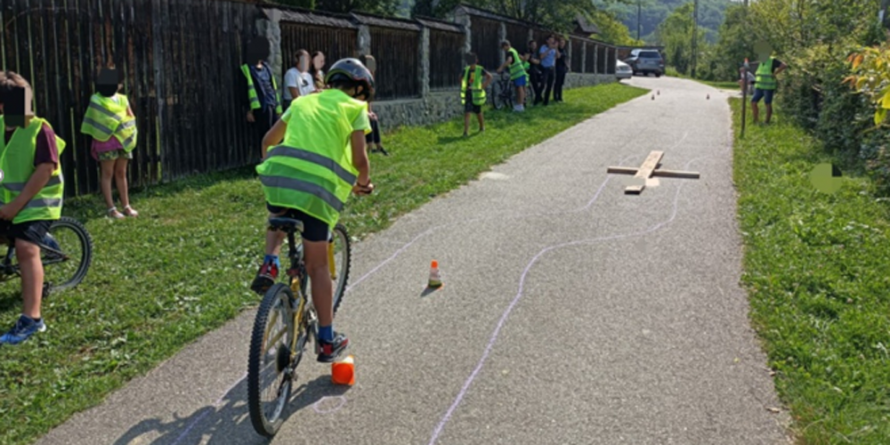 Tabără de vară în Rozavlea: Polițiștii le-au oferit sfaturi copiilor și au supravegheat desfășurarea unui concurs pe biciclete