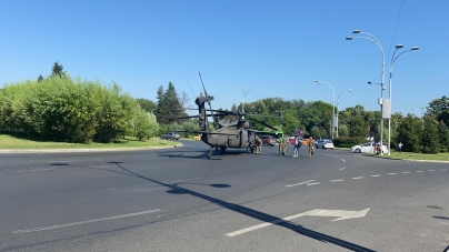 Situație: Reacția Ministerului Apărării după ce un elicopter Black Hawk american a aterizat forţat în piaţa Charles de Gaulle (FOTO)