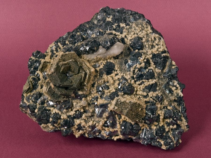 Frumusețile Maramureșului: Un eșantion floral fermecător din Mina Herja, exponatul săptămânii la Muzeul de Mineralogie din Baia Mare (FOTO)