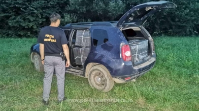 Captură în nordul Maramureșului: 9.997 pachete cu țigări confiscate de polițiști în apropierea localității Săpânța. Erau dubuite într-o mașină! (VIDEO ȘI FOTO)