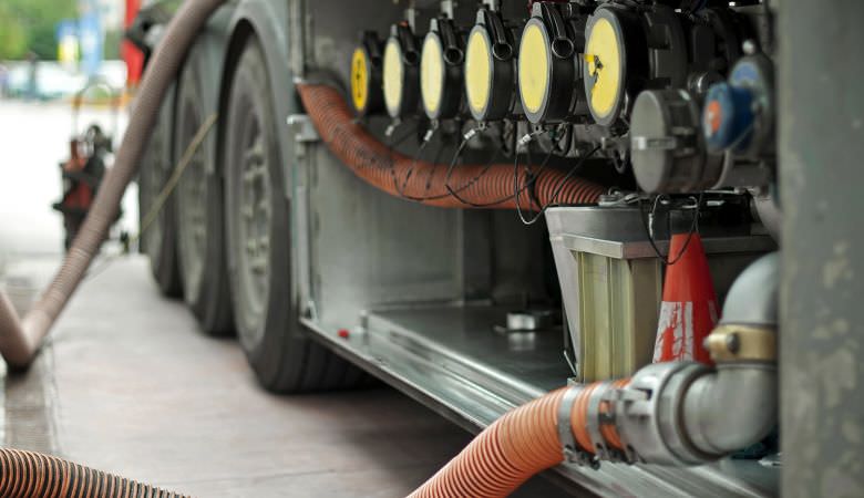 Situație în județul Maramureș: Un bărbat din Suceava surprins de polițiști în timp ce încerca să fure combustibil dintr-un rezervor