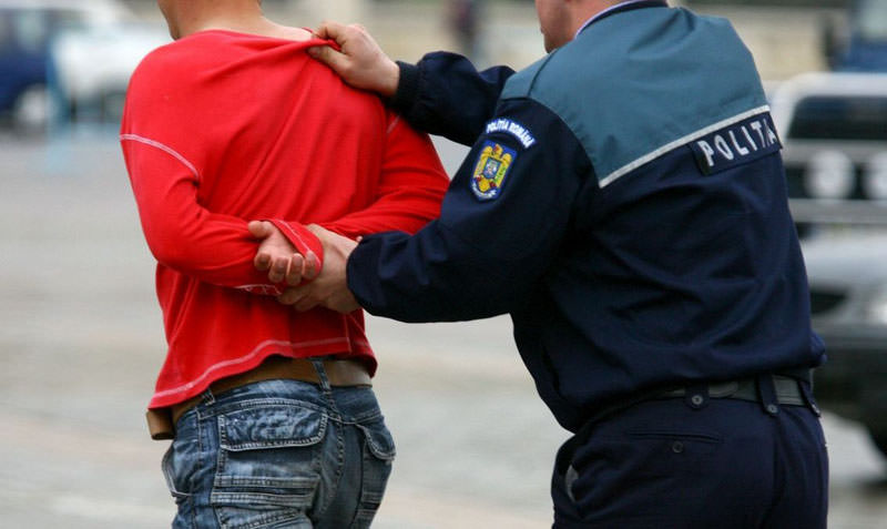 În toiul nopții: Doi tineri au intrat în casă peste locatari și le-au furat telefoanele și banii