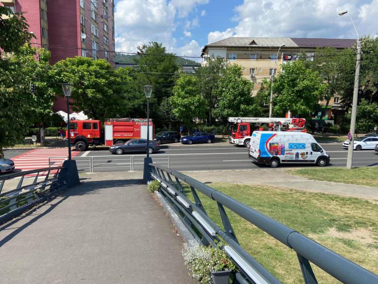Incendiu în Baia Mare: Intervenție la o garsonieră de pe bulevardul Independenței (FOTO)