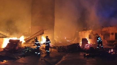 Actualizare: Incendiu în Maramureș: O hală de producție din Satulung a fost cuprinsă de flăcări violente. Statistica unei intervenții dificile! (VIDEO ȘI FOTO)
