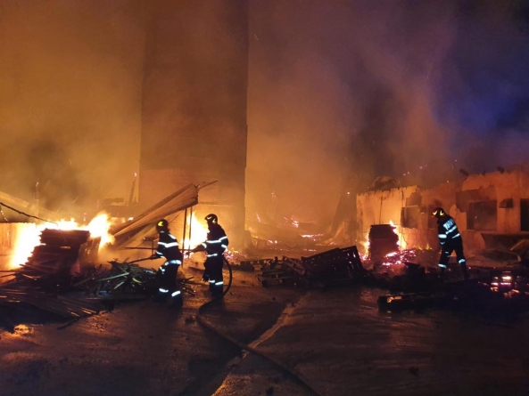 Actualizare: Incendiu în Maramureș: O hală de producție din Satulung a fost cuprinsă de flăcări violente. Statistica unei intervenții dificile! (VIDEO ȘI FOTO)