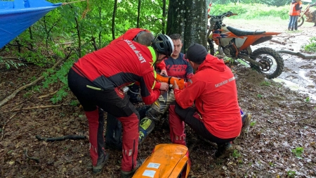 Accident azi în Maramureș: Un concurent la trialul de Enduro din Băiuț s-a accidentat și a avut nevoie de ajutorul salvamontiștilor! (FOTO)