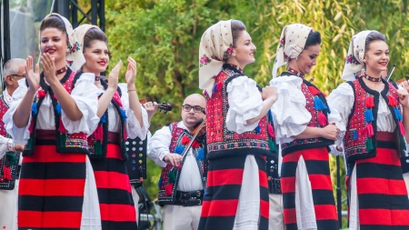 Joc în Sat la Giulești; Vor participa artiști unul și unul