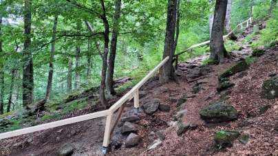 Lucrări pentru turismul maramureșean: „Mâna curentă” sau balustrada de urcare către Creasta Cocoșului a fost reabilitată de urgență! (FOTO)