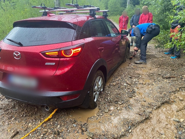 Intervenție în județul Maramureș: Un sucevean blocat cu mașina, în aluviunile rezultate în urma ploilor torențiale, a fost salvat de jandarmii din Borșa (FOTO)