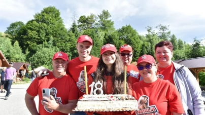 Automobilism. Sportiva CS Minaur Baia Mare Natalia Iocsak și-a sărbătorit majoratul la înălțime, pe Transalpina. S-a bucurat de o mare surpriză (VIDEO ȘI FOTO)