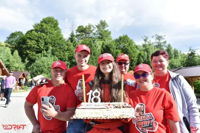 Automobilism. Sportiva CS Minaur Baia Mare Natalia Iocsak și-a sărbătorit majoratul la înălțime, pe Transalpina. S-a bucurat de o mare surpriză (VIDEO ȘI FOTO)