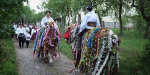 De sezon: Strigături la nuntă în Maramureș