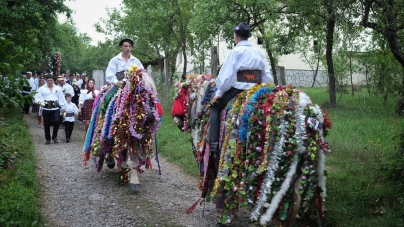 De sezon: Strigături la nuntă în Maramureș