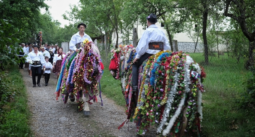 De sezon: Strigături la nuntă în Maramureș