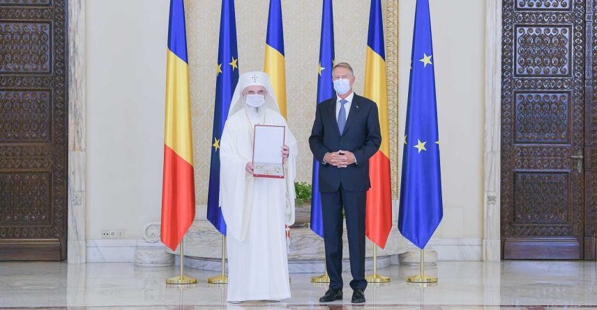 Preşedintele Klaus Iohannis a oferit Patriarhului Daniel cea mai înaltă decoraţie a statului român