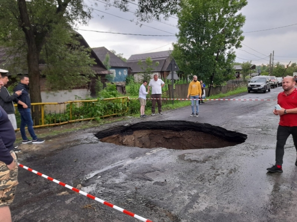 Efectele ploilor în Maramureș: Un crater imens și-a făcut apariția într-un pod, pe DN 17C, între Săcel și Moisei. Gospodării inundate în estul județului (FOTO)