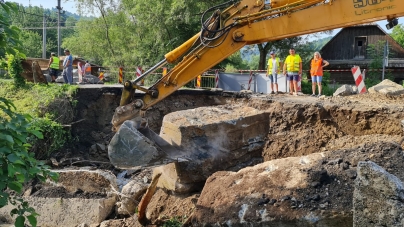 Anunț oficial în Maramureș: Podul din localitatea Săcel care s-a surpat în urma ploilor torențiale a fost redat circulației. Craterul a devenit istorie! (FOTO)