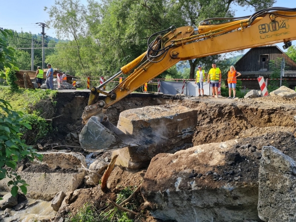 Cazul craterului din Maramureș: Podul din Săcel este în plin proces de reabilitare. Va fi și restricție de tonaj, după redeschidere! (FOTO)