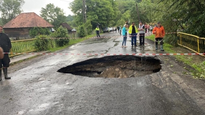 Craterul apărut în Maramureș: Podețul prăbușit între Săcel și Moisei va fi refăcut în regim de urgență. Vezi care este acum alternativa rutieră uzitată! (FOTO)