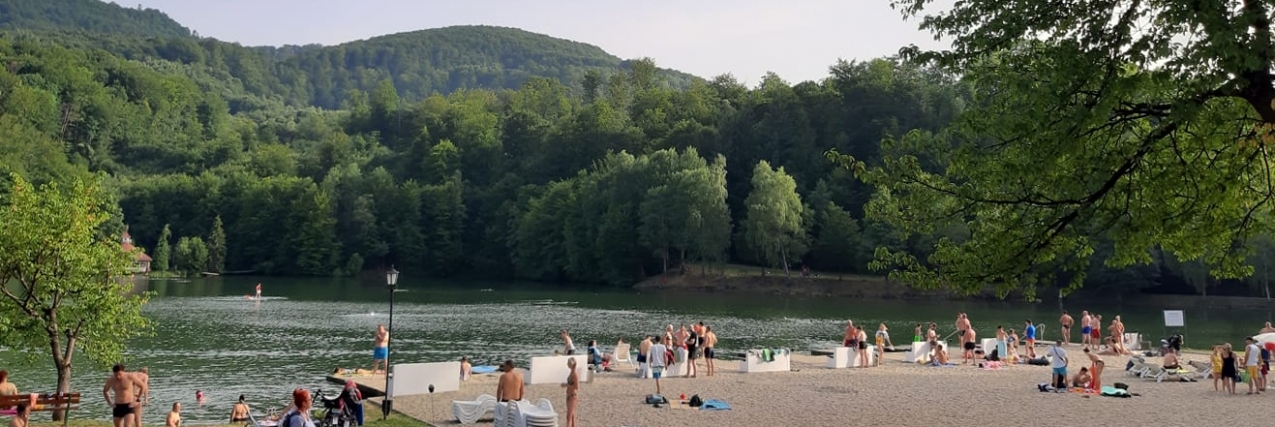 Lacul Bodi – Mogoșa a devenit pentru maramureșeni o oază într-o zi toridă de vară (FOTO)
