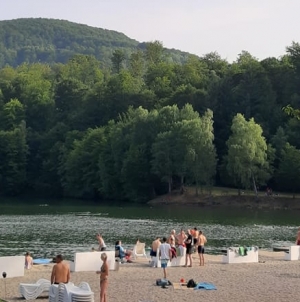 Lacul Bodi – Mogoșa a devenit pentru maramureșeni o oază într-o zi toridă de vară (FOTO)