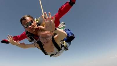 Experiență inedită în Maramureș: Timp de trei zile Aeroclubul Baia Mare organizează pentru cei care doresc salturi în tandem cu parașuta. Care sunt condițiile!