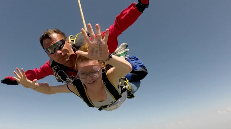 Experiență inedită în Maramureș: Timp de trei zile Aeroclubul Baia Mare organizează pentru cei care doresc salturi în tandem cu parașuta. Care sunt condițiile!