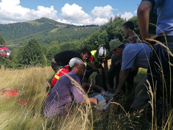 Actualizare: Intervenție în Maramureș: Un bărbat care a suferit mai multe traumatisme a fost transportat cu elicopterul de la Ieud la Spitalul Județean din Baia Mare (VIDEO ȘI FOTO)