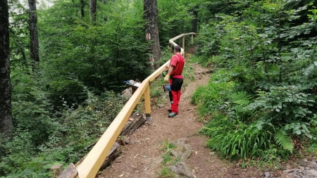Acum e chiar bine: Balustrada din traseul către Creasta Cocoșului a fost în totalitate reabilitată. Înștiințarea Salvamont Maramureș (FOTO)