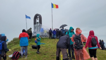 Sărbătoarea Munților Țibleș Maramureș: Circa 250 de persoane au înălțat rugi către cer de la 1.839 metri înălțime, pe ploaie, vânt și ceață foarte densă (FOTO)