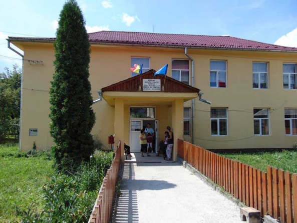 Incident azi în Maramureș: Un muncitor a căzut de pe acoperișul Școlii Gimnaziale din Bârsana, în timp ce efectua lucrări de renovare