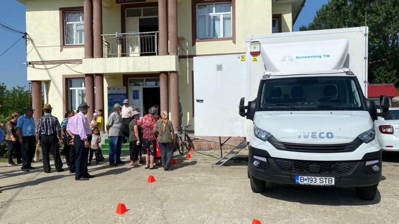 Caravana ajunge în Maramureș: Testare gratuită a sănătății plămânilor în 12 comune. Scopul campaniei la nivel național: depistarea activă a tuberculozei (FOTO)