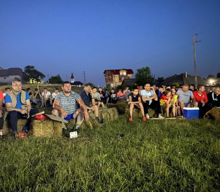Idee nouă în Maramureș: Microbiștii din Groși pot urmări cele mai importante meciuri de la Euro 2020 pe terenul de fotbal din comună (FOTO)
