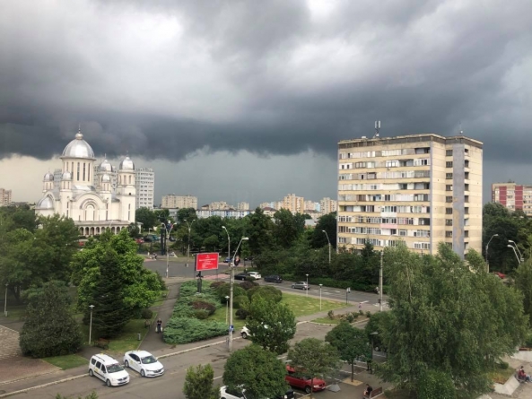 Fenomen meteo absolut inedit: Un nor de tip „shelf” surprins lângă municipiul Baia Mare. Ce este respectiv prin ce se caracterizează (FOTO)