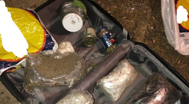 Traficanți depistați în Maramureș: Doi tineri din Cluj și Mureș au fost prinși cu un întreg arsenal de substanțe interzise în valiză (FOTO)