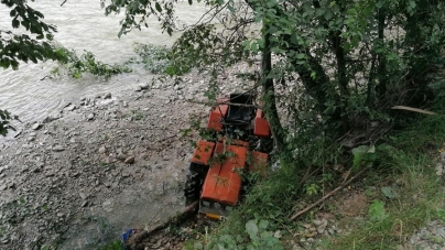 În Vișeu de Sus: Un bărbat s-a răsturnat cu tractorul în Valea Scradei (FOTO)